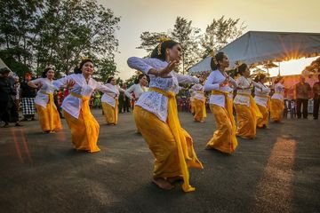 Menjaga dan Melestarikan Tradisi, Kearifan Lokal serta Budaya dalam Masyarakat Global